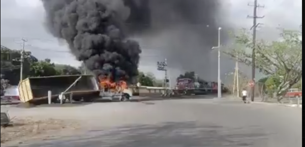 Narcobloqueos en Colima: Delincuentes queman tráileres en Tecoman por operativo